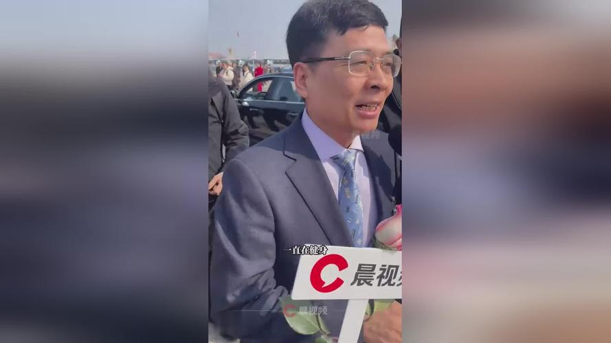 潜力鸭：海尔老总领带成“人形广告牌”，网友称这波营销赢麻了！
