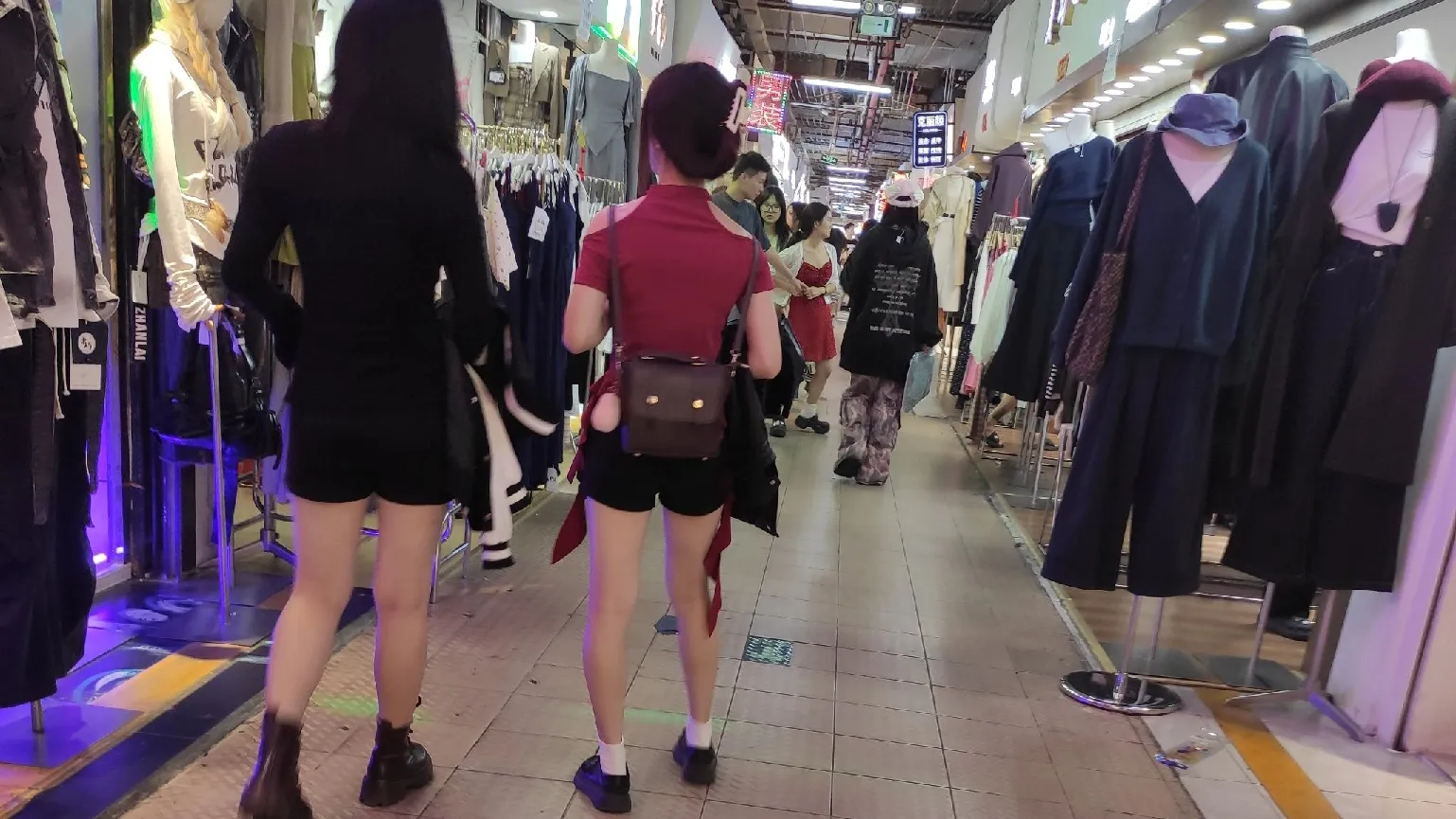 小Q助手补单软件：周末逛街收获美好时光，服装、甜品与饰品的完美体验