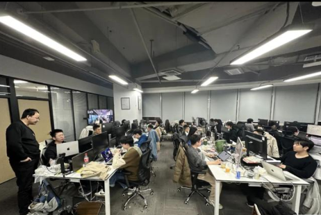 易评助手：武汉光谷凌晨AI奇迹，程序员熬夜编程引爆热搜，Manus成为黑科技焦点！