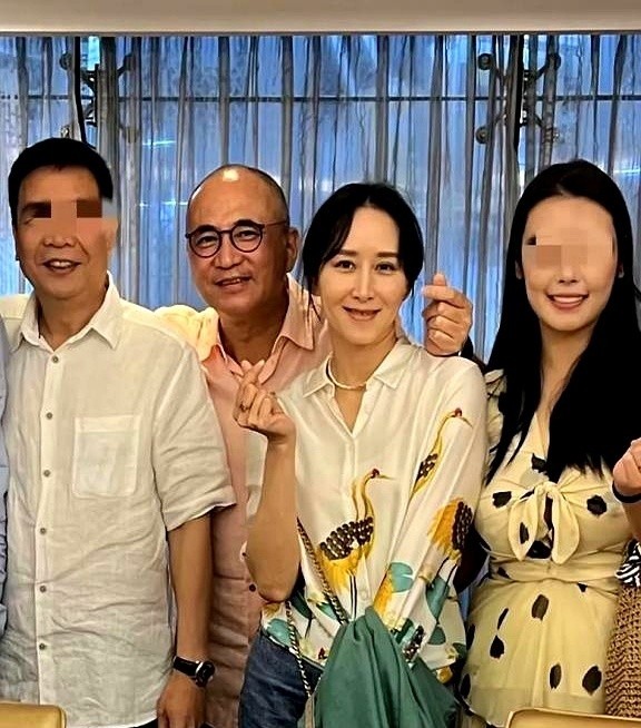 小评评助手怎么用：胡静夫妇聚餐被拍，殡葬大亨朱兆祥与女星的双面生活揭秘