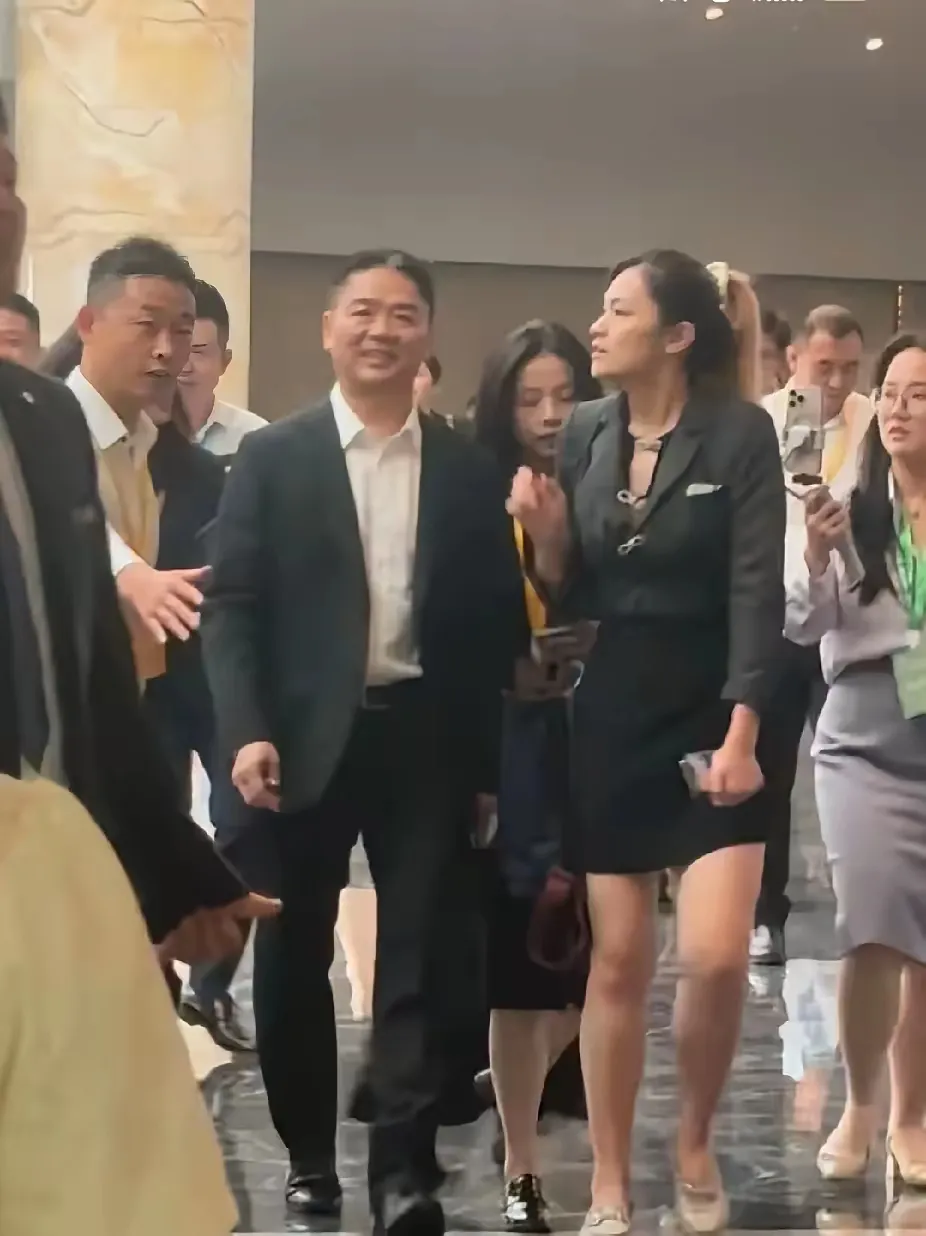 乐刷助手：刘强东西装亮相杭州，从外卖小哥到美食推广大使的逆袭之路