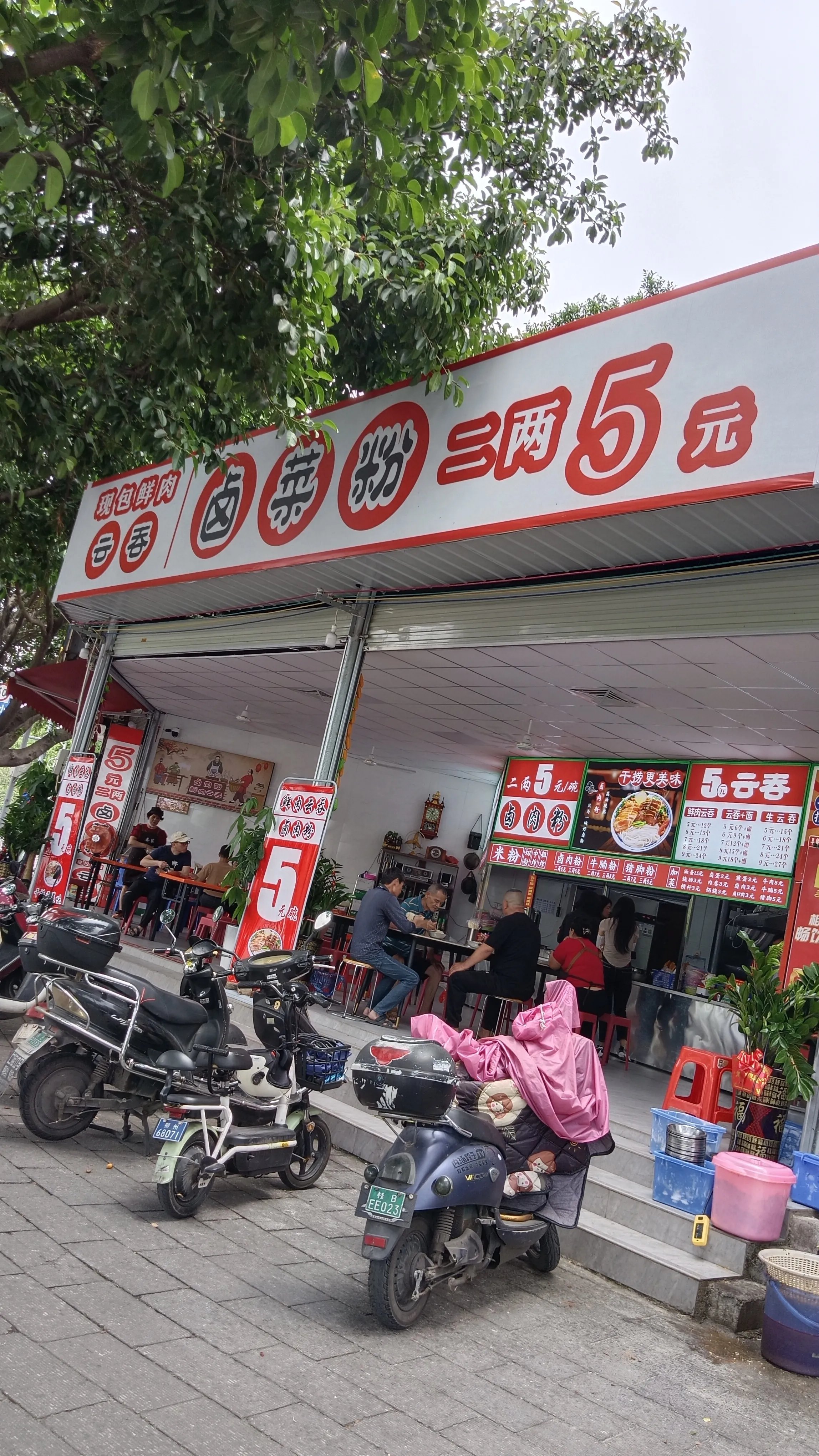Y助手官网入口：柳州新开5元米粉店生意火爆，黄金路口吸引众多食客！