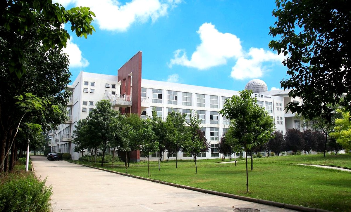 皮皮助手：大学生扫码取快递风险增高，警惕信息泄露与诈骗陷阱！