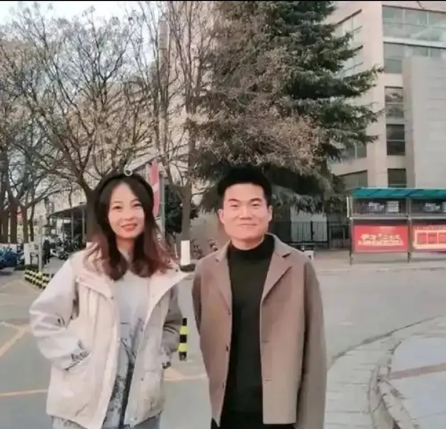 依云助手：董宇辉，直播带货的成功秘诀与年轻消费者的情感连接