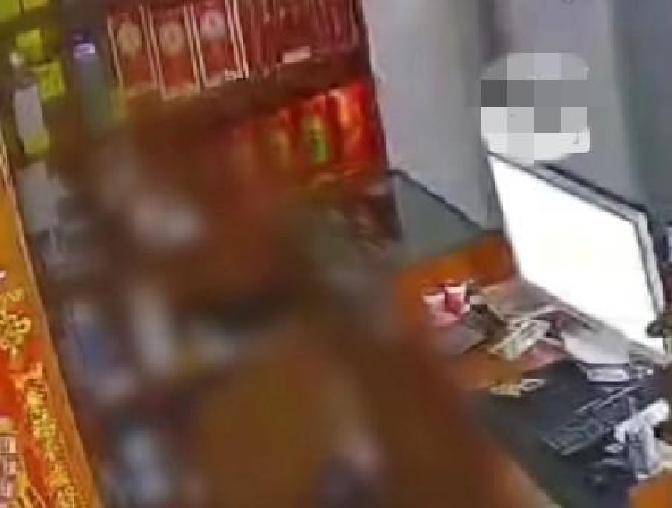 上评助手：河北保定烟酒店凌晨遭盗，四人搬空300条香烟引发社区警觉