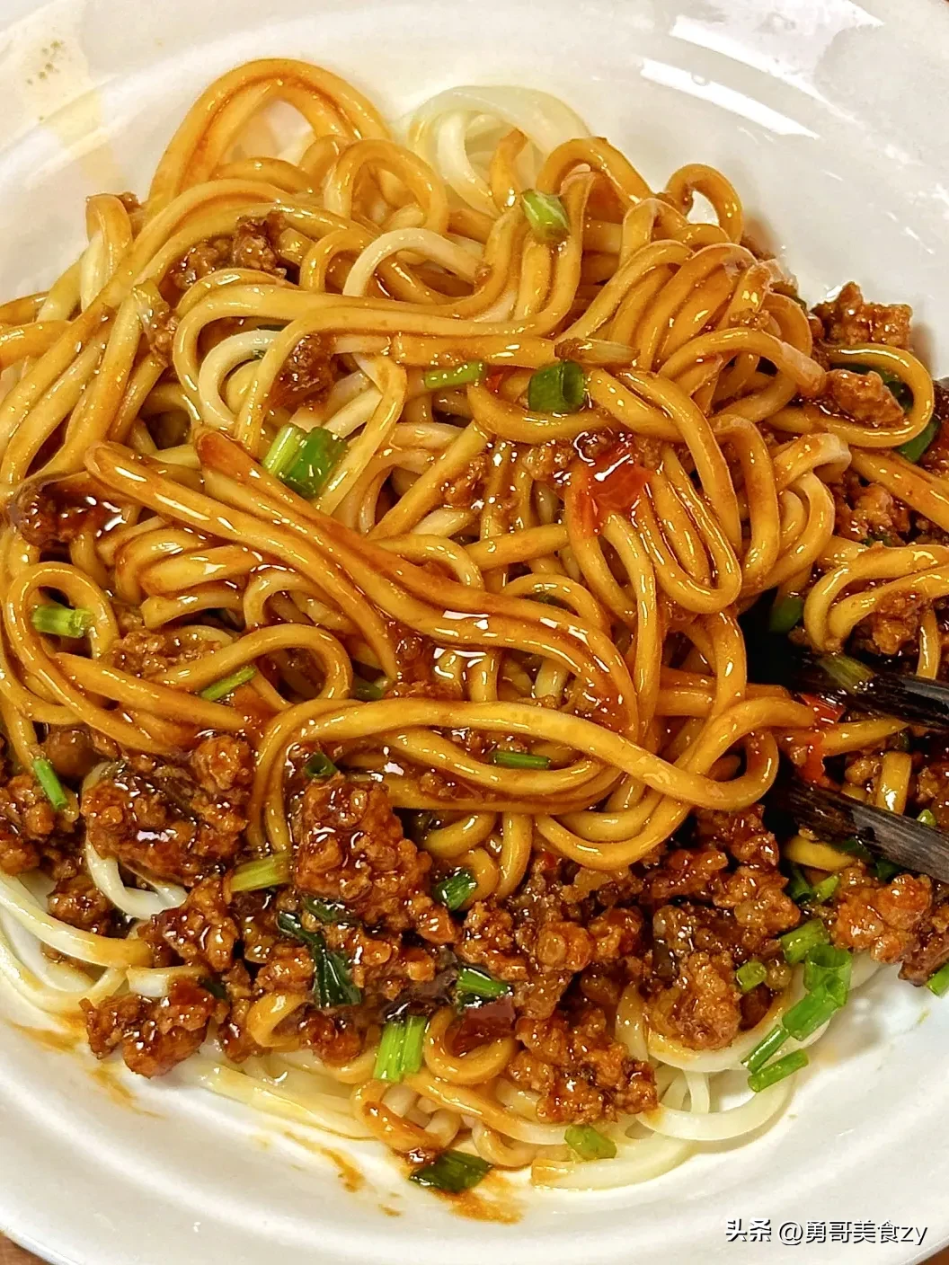 狗宝助手卡密：从摆摊到开店，揭秘抚顺肉酱拌面成功秘诀与月入3万的配方技巧