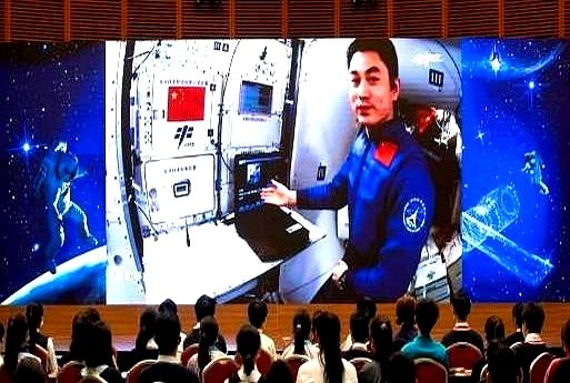 小Q助手：中国空间站使用中文成国际新规，外航天员拼命学汉语！