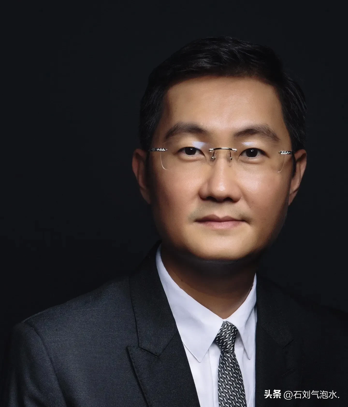 易评助手教程：马化腾传奇人生，从QQ的困境到万亿腾讯帝国的崛起与成功秘诀