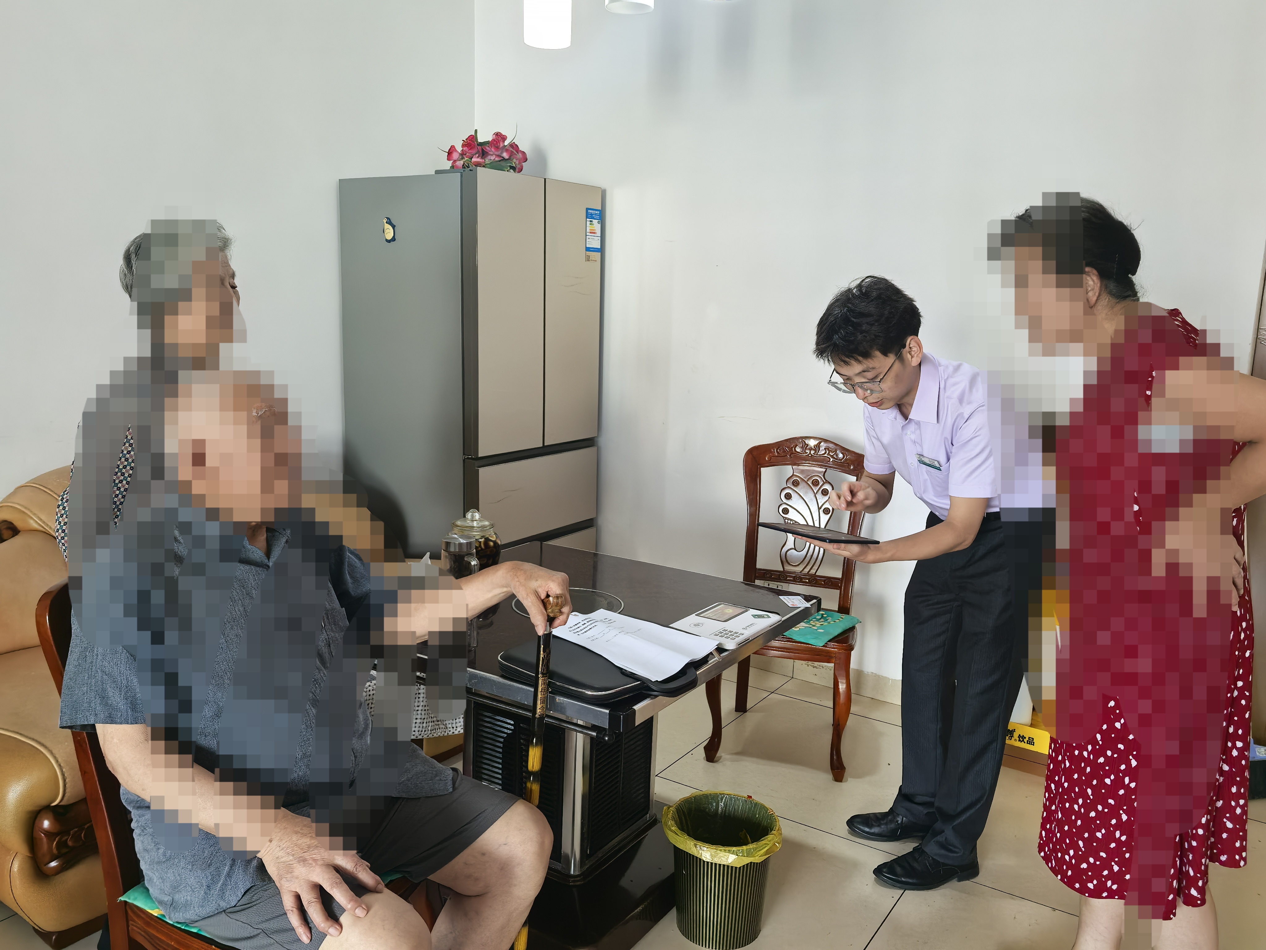 领航助手：农行黔南分行为老年客户提供上门服务，温暖人心彰显责任担当