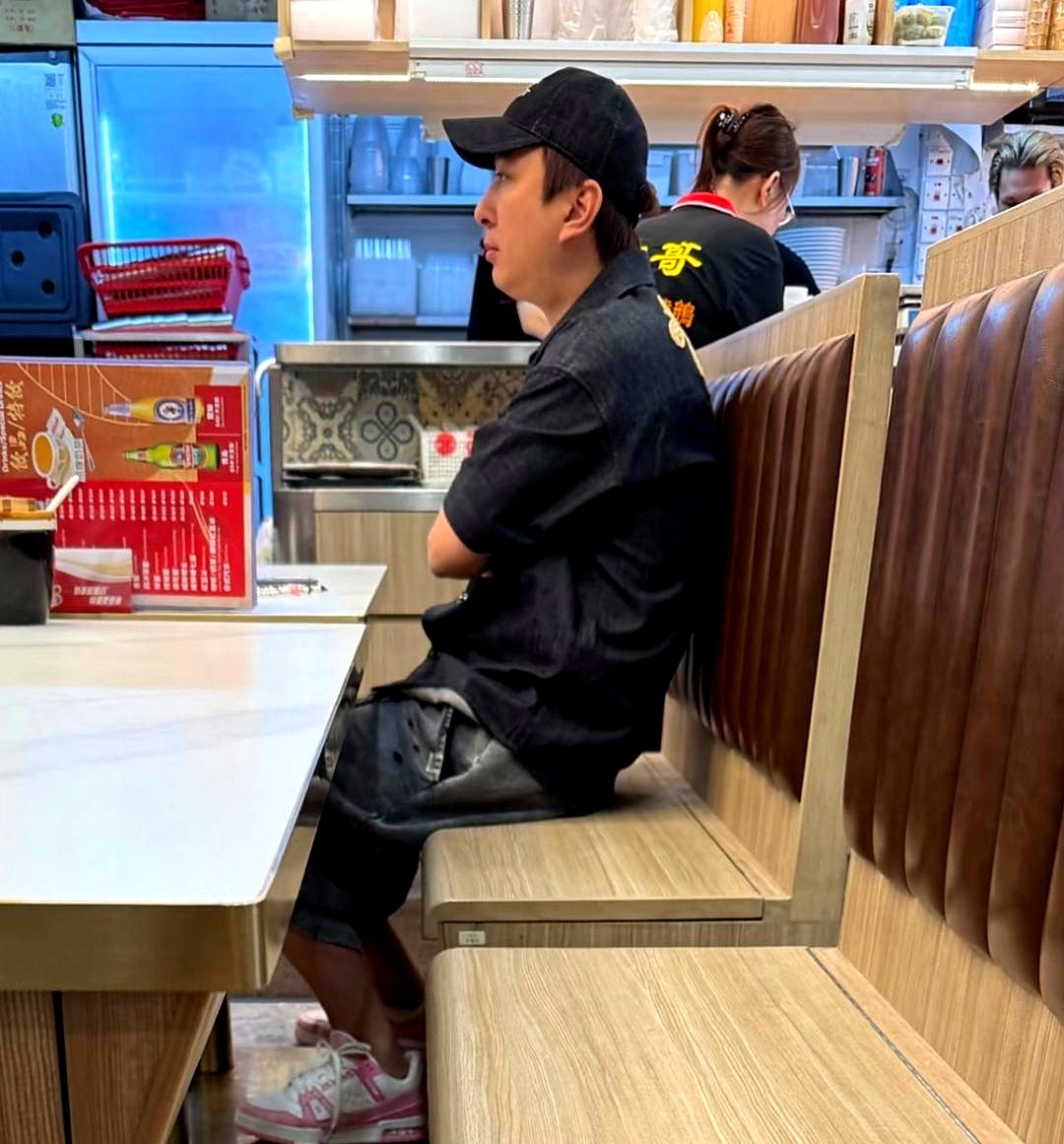 51助手最新版本：王思聪街头牵手女友遭调侃，父子生活反差引发热议