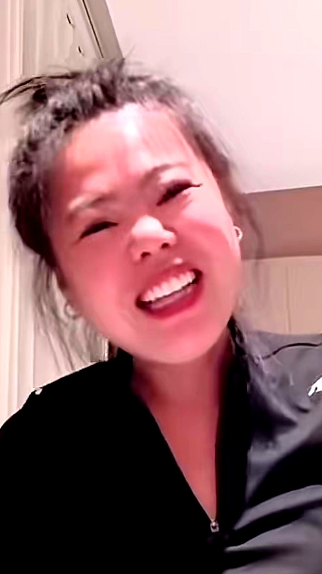 超单助手小号：苦茶四十岁生日直播，在社交媒体上演绎“单身快乐”的幸福幻象