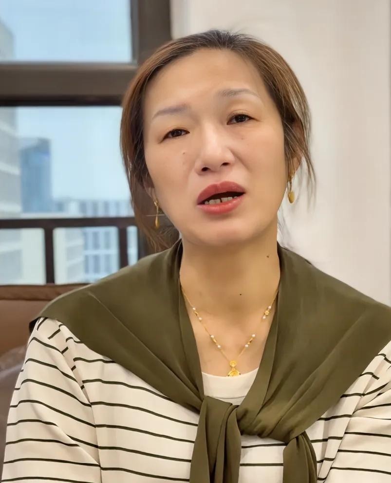 小Q助手入口：直播转型中的情感共鸣与经济独立，许建华的成功路径分析