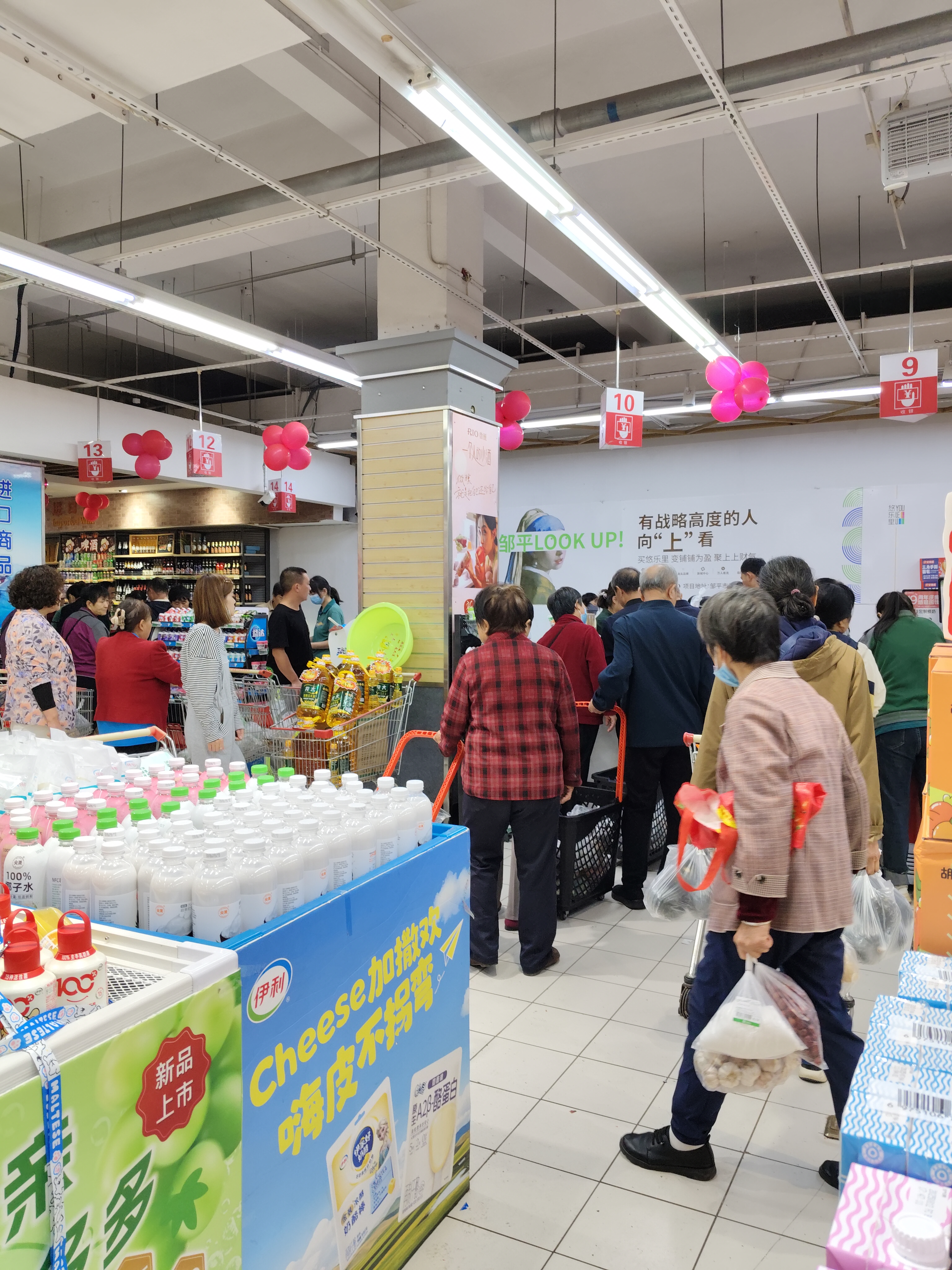 番茄助手教程：超市19周年庆，人潮涌动的促销活动和老年消费者的购物热情