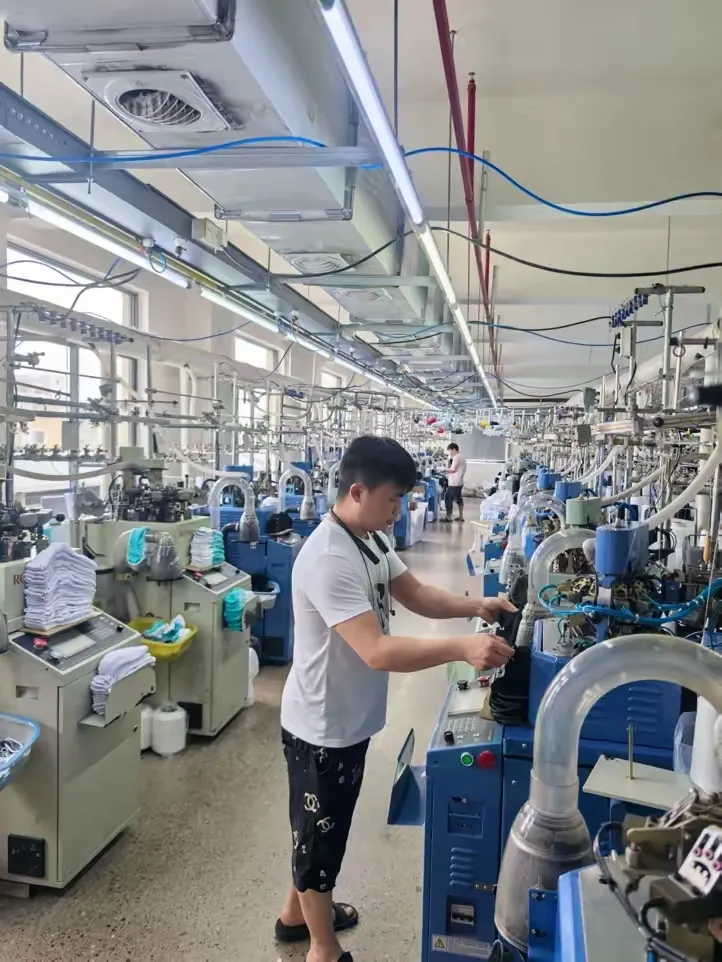权重大师出评软件：义乌袜子订单暴涨，中美贸易新机遇与挑战分析