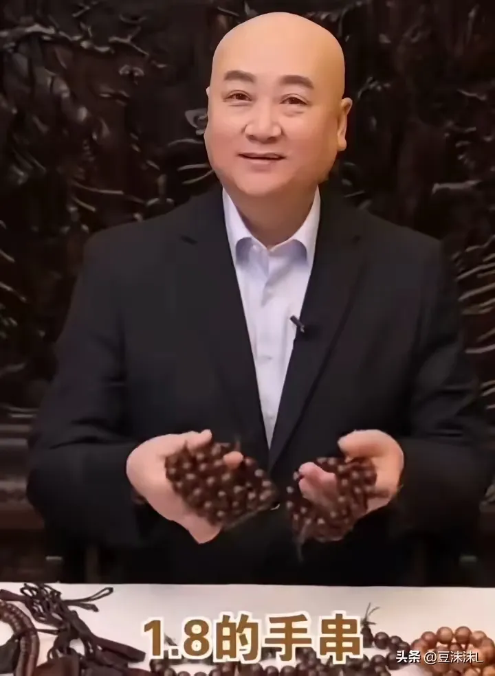 超评助手官网：迟重瑞直播卖手串，身家百亿背后的创业与调侃