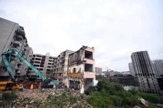 大麦助手：建筑行业困境，项目停工与资金链断裂的艰难选择