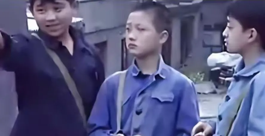 狗宝助手教程：童星成名后命运悲剧，父母去世致精神崩溃，现流落街头靠捡为生