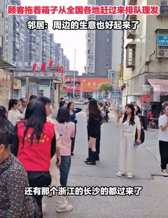 权重大师软件官网：晓华姐的理发技艺与顾客沟通，如何成为网红发型师的成功秘诀