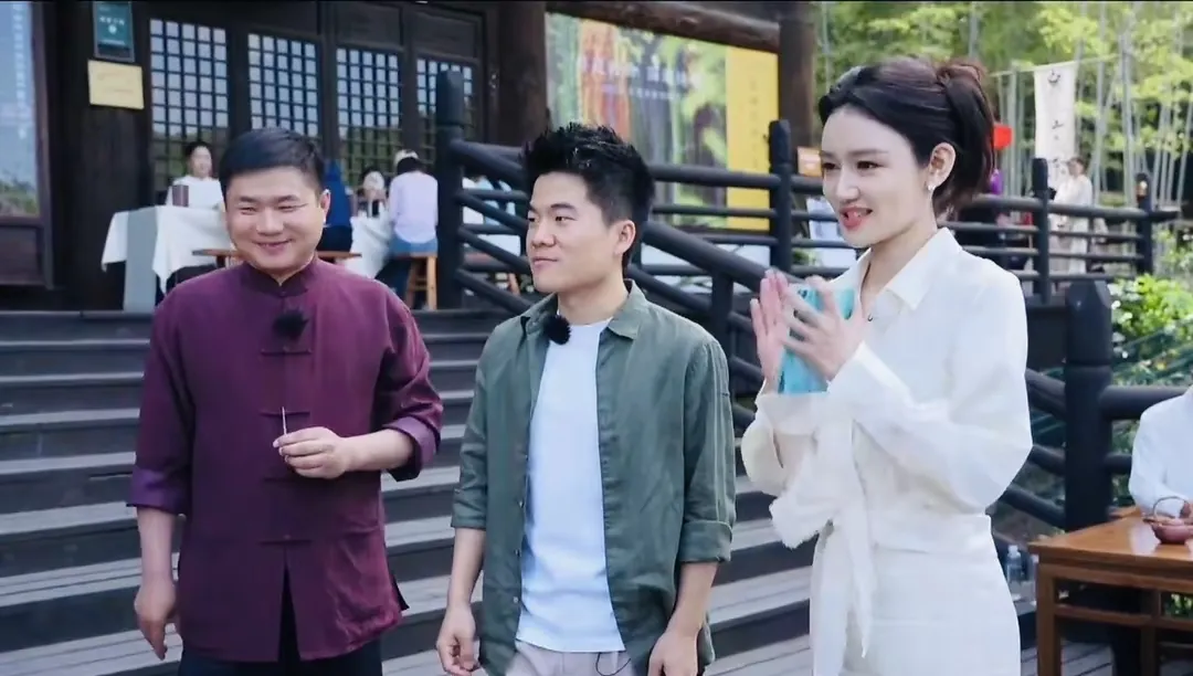 小评评助手出评软件：董宇辉一句话自我介绍引发热议，职场高情商交流技巧解析