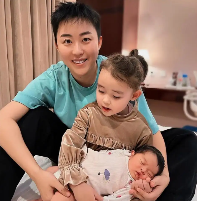 小评评助手下载安装：单身女总裁50万买精生子，五国混血女婴的非凡母亲之路