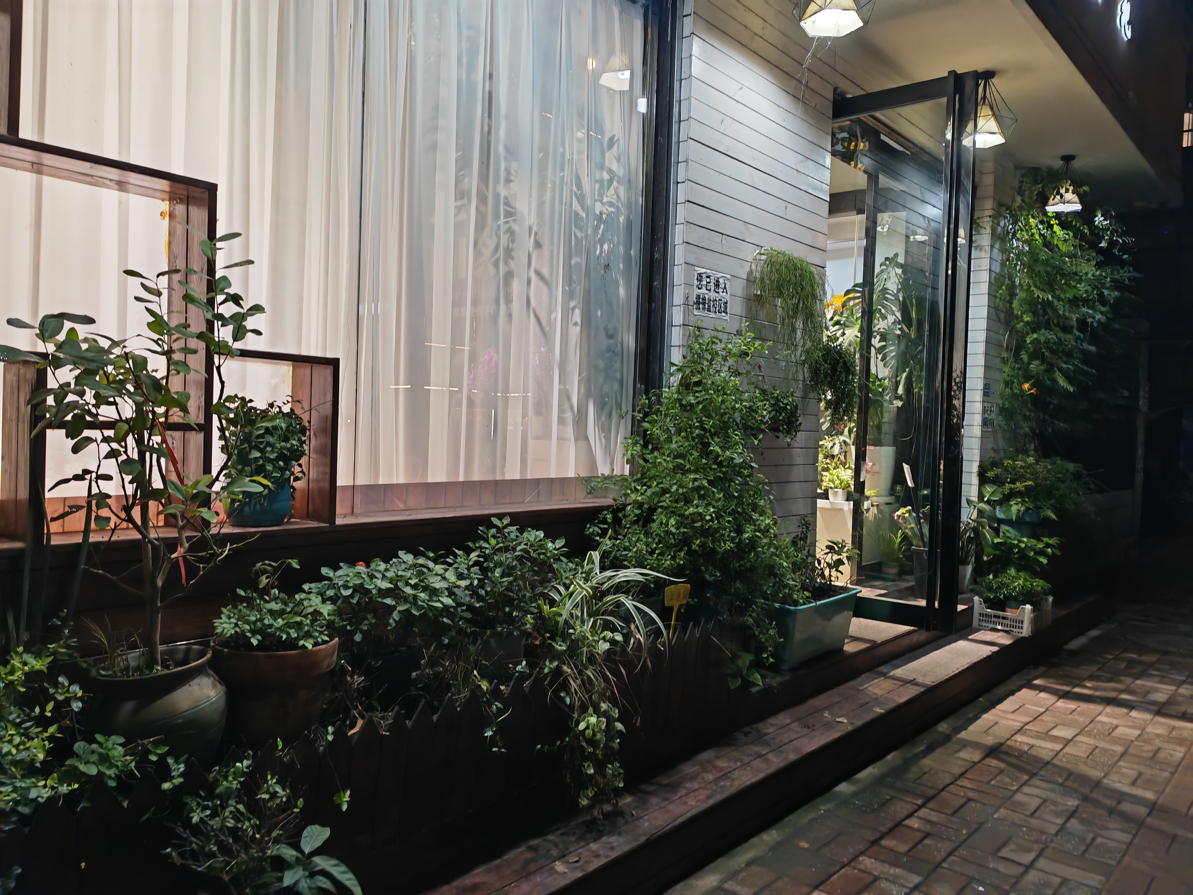 超评助手：街边小店的魅力，从时尚服装到个人情感的变迁