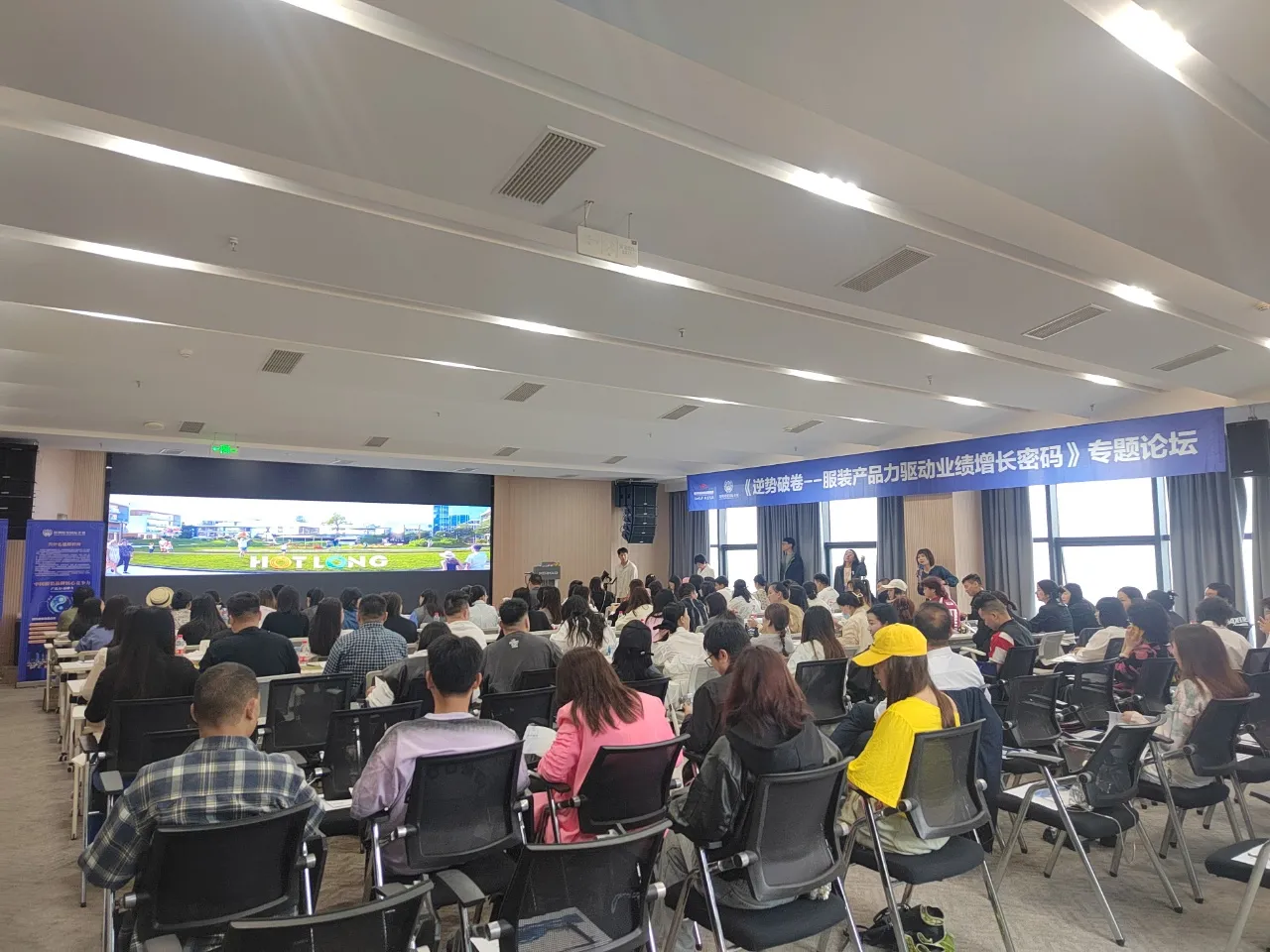 易单助手软件下载：如何通过底层逻辑与品牌基因创新，打造2025春夏女装爆款产品