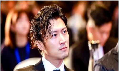 多多开团助手：李健用十年旧手机，揭示创作初心与无网时代的奢侈艺术