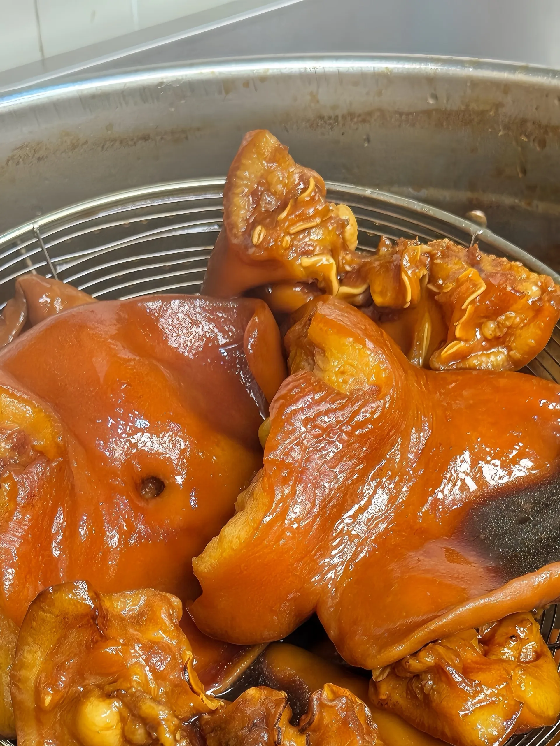小Q助手出评软件：卤味店老板分享，独家猪头肉配方，教你轻松打造美味！