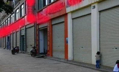 星评助手：实体店铺困境剖析，电商冲击与多重因素交织的真相