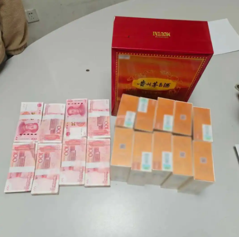创新助手：14岁女孩收快递意外发现8万元现金，警方查明背后惊人真相！