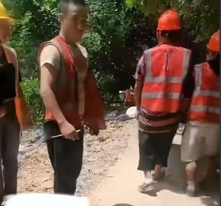小评评助手小号：杭州女子卖盒饭遭威胁，农民工挺身而出助她抗争困境