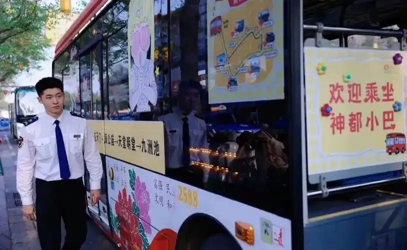 多多留评官网怎么用：洛阳最帅公交司机走红，00后高个儿吸引乘客排队合影