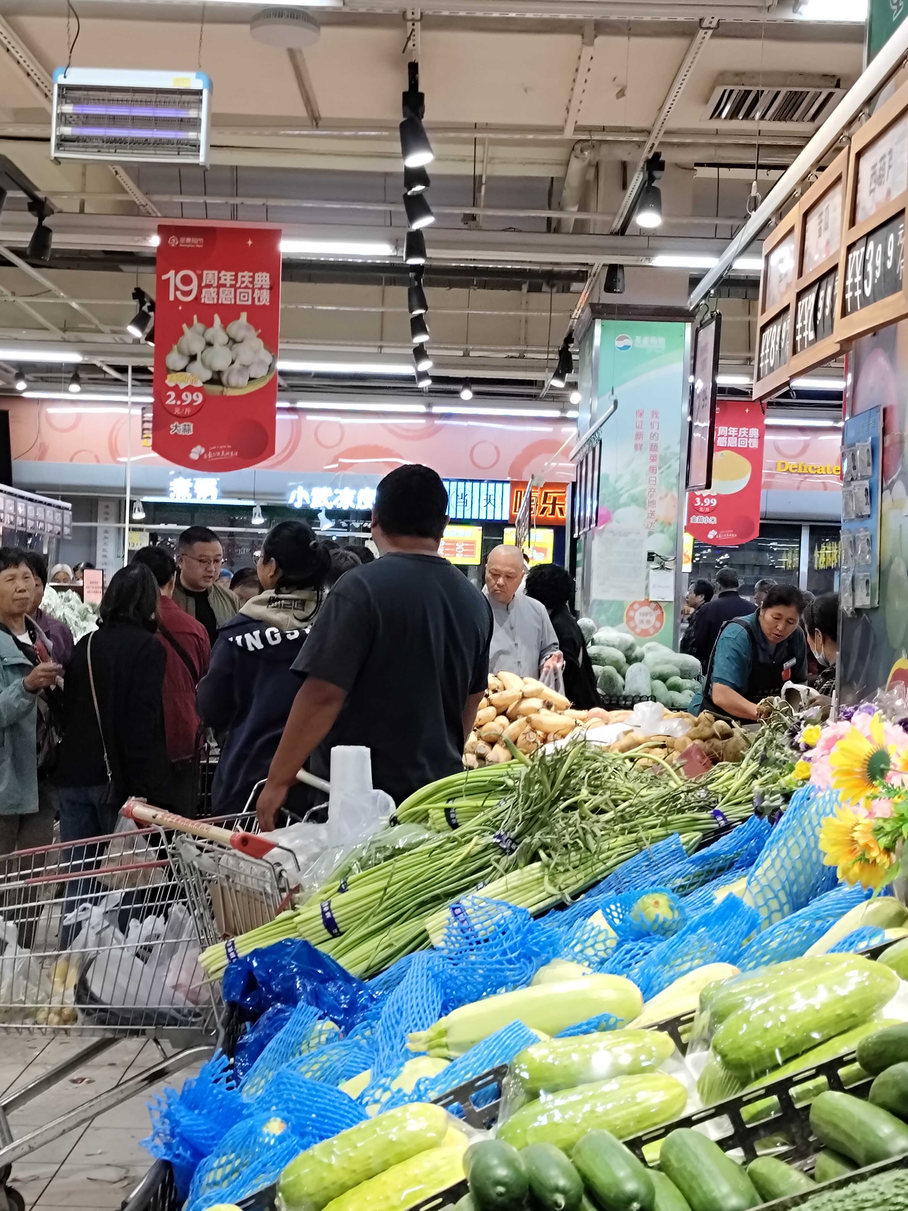 番茄助手教程：超市19周年庆，人潮涌动的促销活动和老年消费者的购物热情
