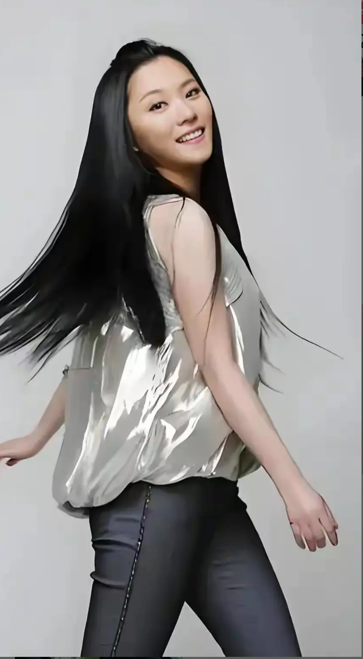 夕夕助手：央视主播紫凝，多才多艺的新闻人，展现隐藏技能与公益情怀