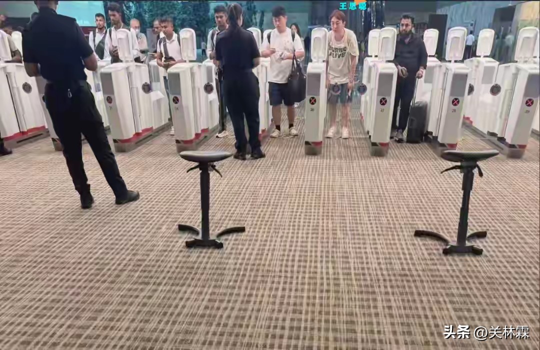 小G助手软件下载：王思聪新加坡现身，红发造型引热议，反差感满分！