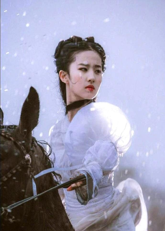 爆款助手：刘亦菲重返荧幕，失独母亲角色引发观众对青春和爱情的思考