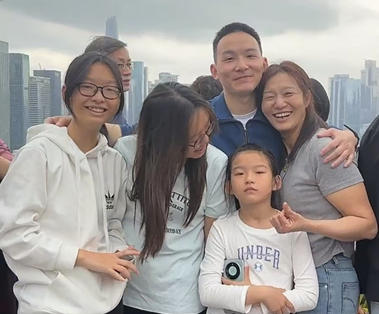 51助手软件官网：许健华母子首次直播带货引发热议，成功背后的真相揭秘