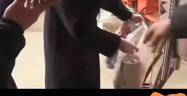 夕夕助手怎么用：长沙女子退货大衣意外丢失2万元，究竟是谁的责任？