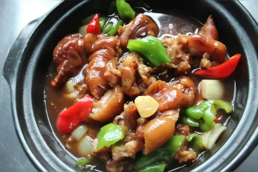 权重大师邀请码：杨铭宇黄焖鸡米饭频现食品安全问题，品牌信任度急剧下滑的深层分析