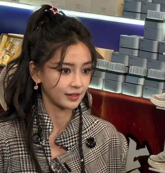 超单助手卡密：杨颖直播间遭辛巴数落，昔日女神沦为“避之不及”的存在！