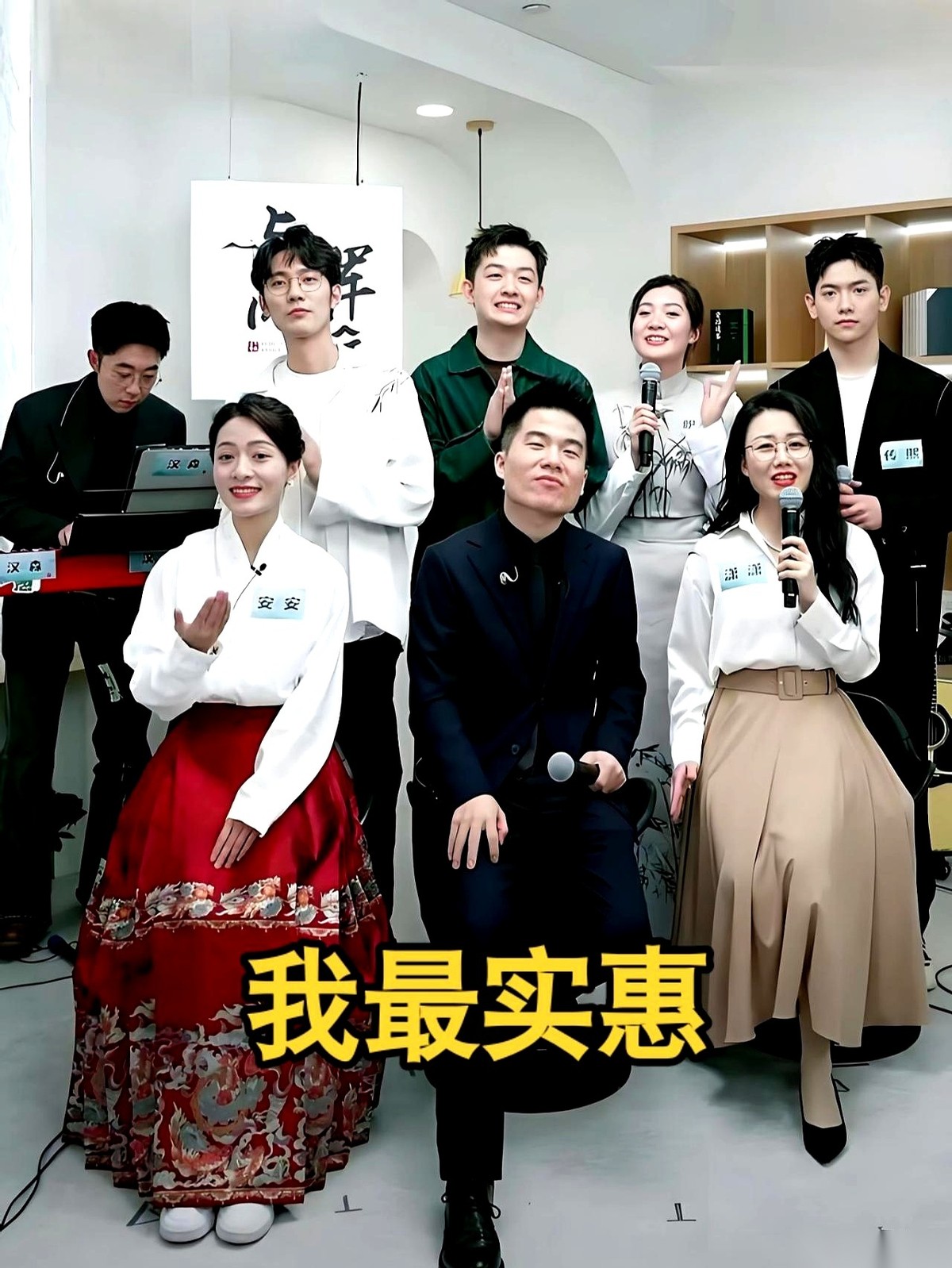 觉醒助手网站：“与辉同行”与“东方甄选”，情怀与需求的消费选择对比分析