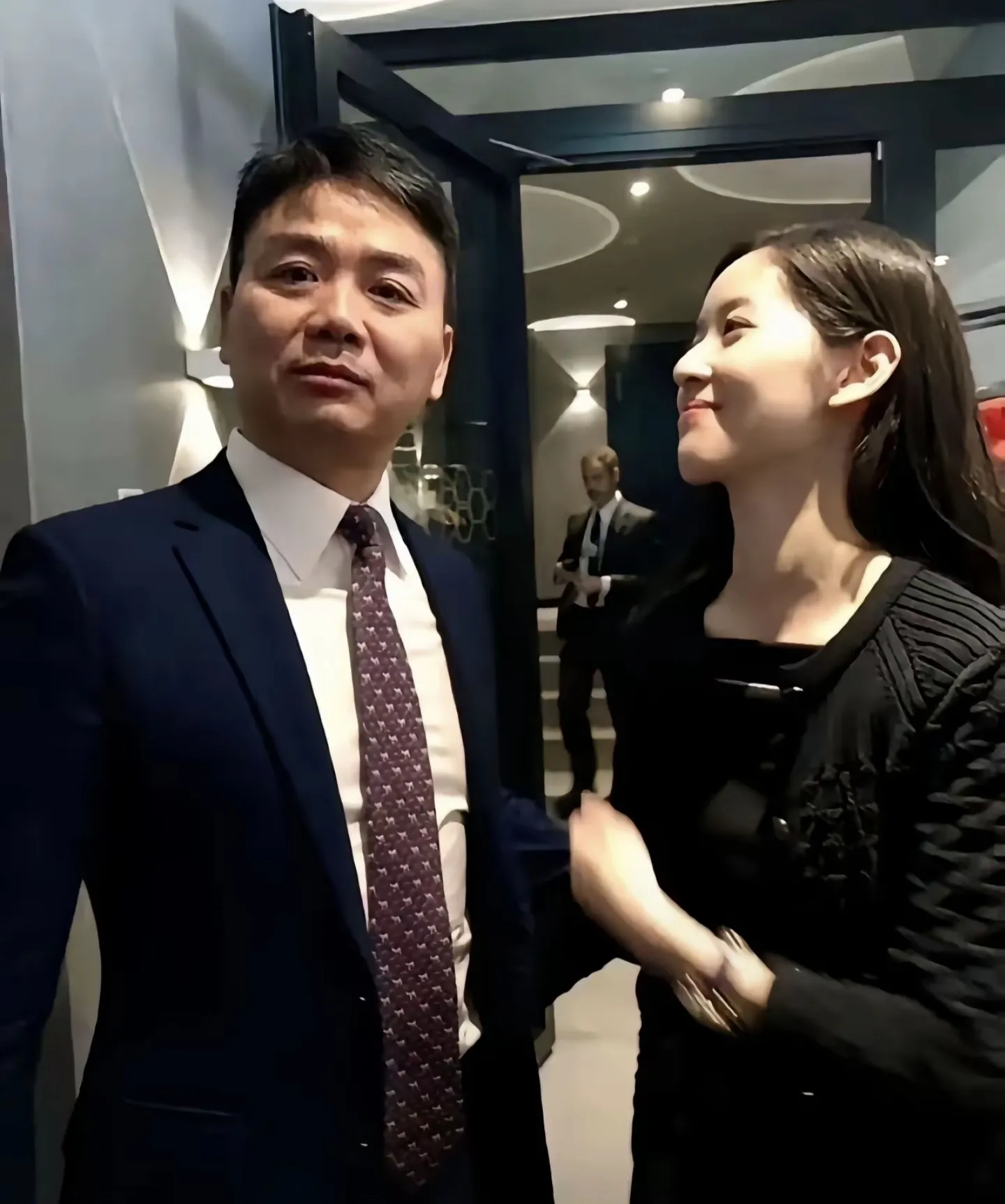 小评评助手：刘强东每年资助妹夫百万背后故事，亲情与责任的深刻联系