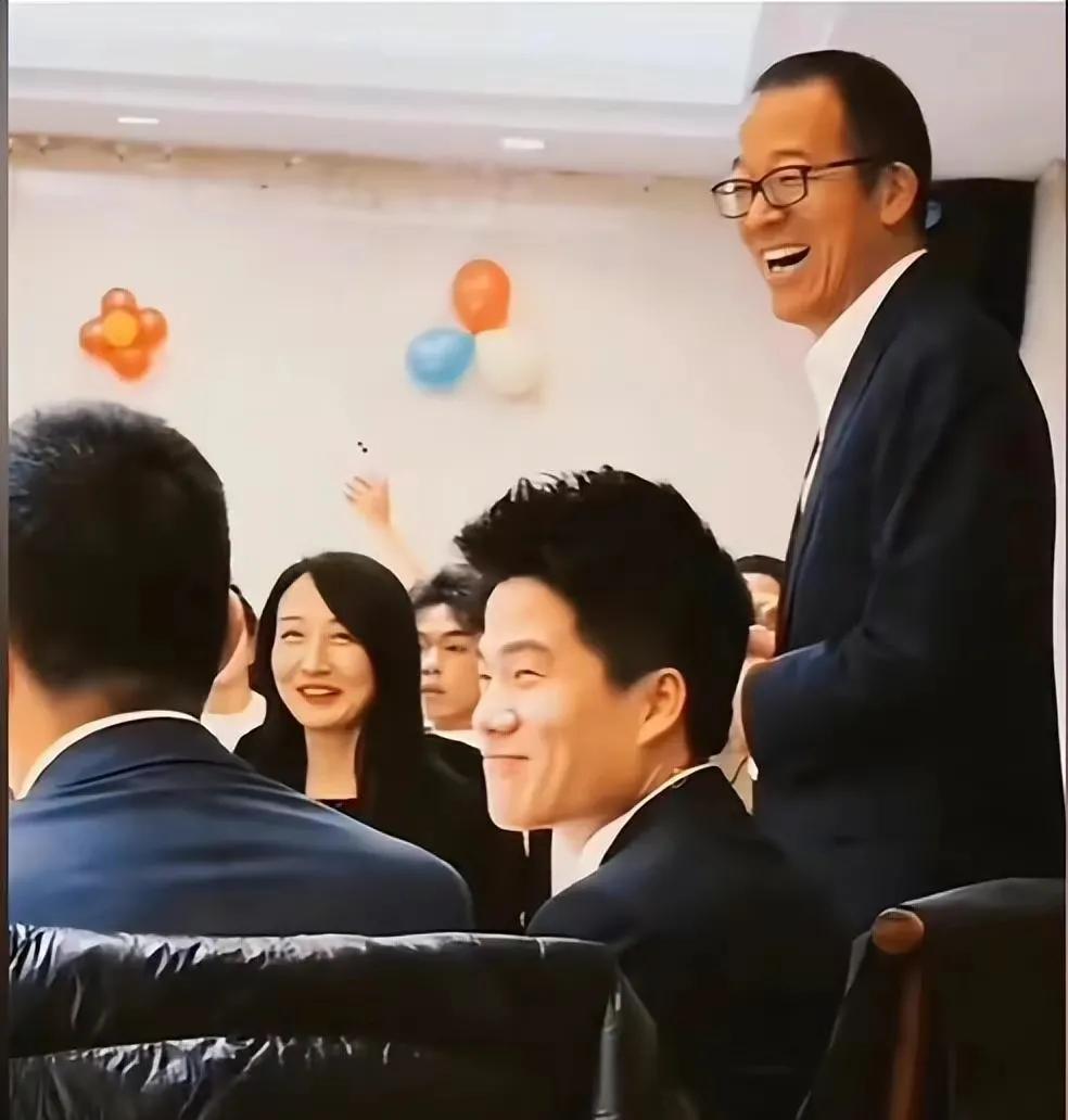 语音助手：俞敏洪逆境重生，从新东方巨亏到农产品直播的转型之路
