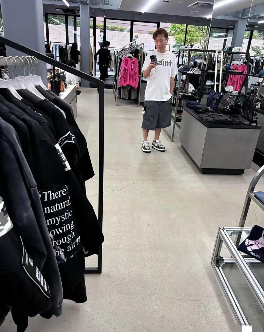 创新助手：王思聪珠串风潮，打破性别界限，年轻男士时尚新选择