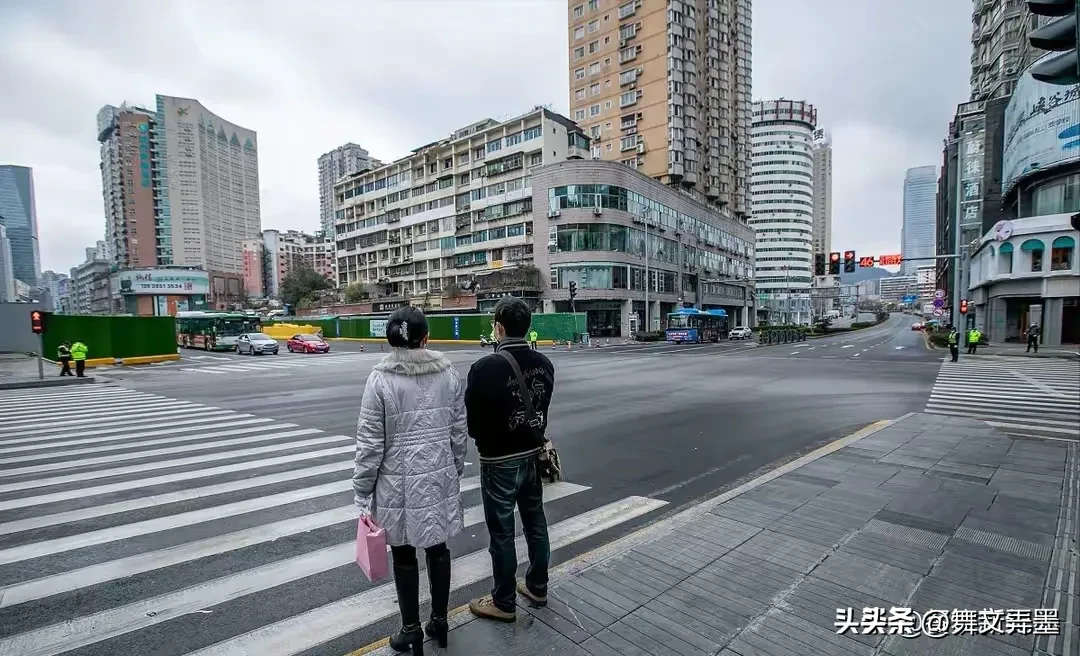 多多留评：实体店与电商的对抗，守护传统商业的艰辛与挑战