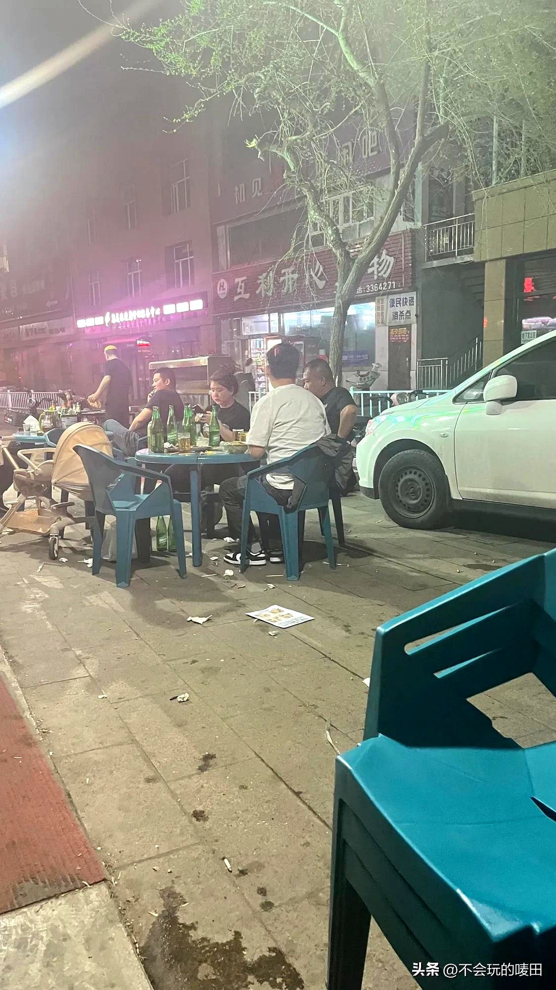乐拼助手：价格战激烈！新疆烧烤摊的生存之道与美味魅力
