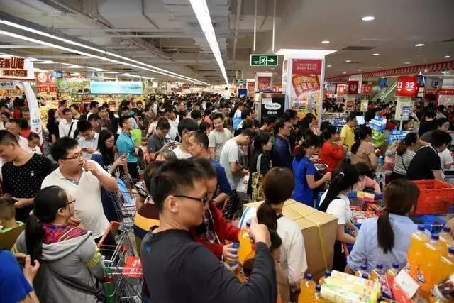 易评助手软件下载：杭州山姆超市年货采购热潮，春节团聚的购物战场与温情故事