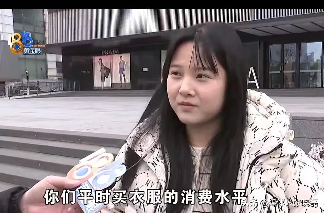 小评评助手怎么用：女子花1.7万买普拉达外套遭拒退货，调解员助力维权