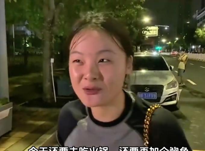 51助手开团软件：年轻夫妻靠拍违章车辆轻松赚钱，网友褒贬不一引发热议