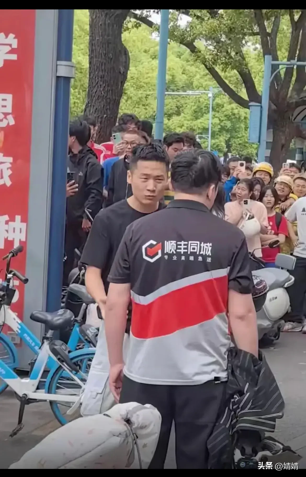 权重大师小号：顺丰快递小哥目睹女友与他人约会，网友热议网红情感不靠谱现象